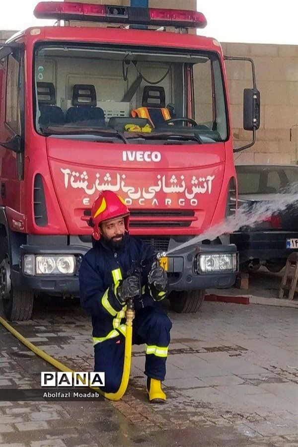 همزمان با هفتم مهرماه ماه از آتش نشانان کاشمر تجلیل شد