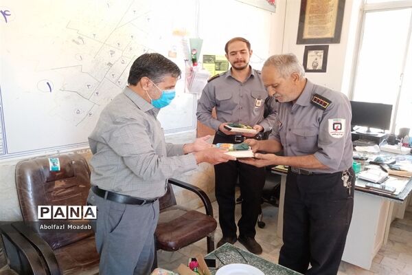 همزمان با هفتم مهرماه ماه از آتش نشانان کاشمر تجلیل شد