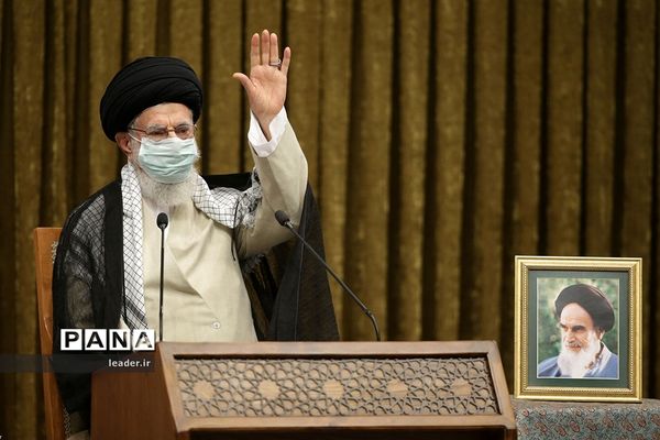 ارتباط تصویری رهبر معظم انقلاب با مراسم مشترک دانش‌آموختگی دانشگاه‌های افسری نیروهای مسلح در دانشگاه امام حسین(ع)