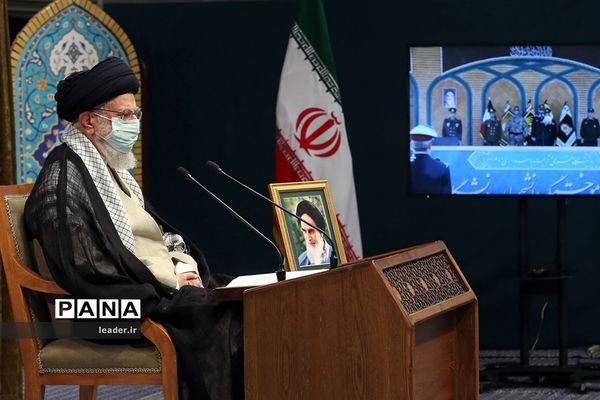 ارتباط تصویری رهبر معظم انقلاب با مراسم مشترک دانش‌آموختگی دانشگاه‌های افسری نیروهای مسلح در دانشگاه امام حسین(ع)