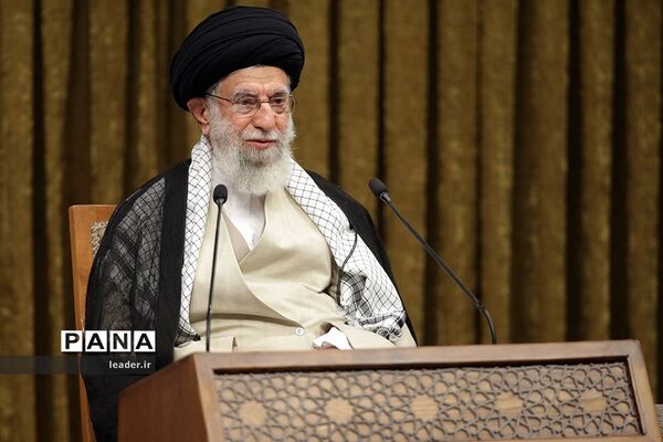 ارتباط تصویری رهبر معظم انقلاب با مراسم مشترک دانش‌آموختگی دانشگاه‌های افسری نیروهای مسلح در دانشگاه امام حسین(ع)