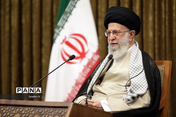 ارتباط تصویری رهبر معظم انقلاب با مراسم مشترک دانش‌آموختگی دانشگاه‌های افسری نیروهای مسلح در دانشگاه امام حسین(ع)