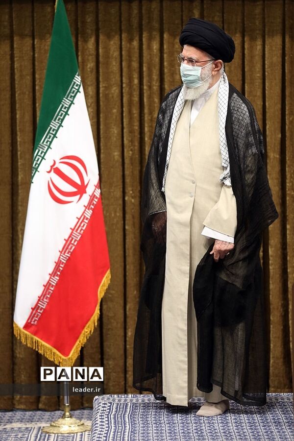 ارتباط تصویری رهبر معظم انقلاب با مراسم مشترک دانش‌آموختگی دانشگاه‌های افسری نیروهای مسلح در دانشگاه امام حسین(ع)
