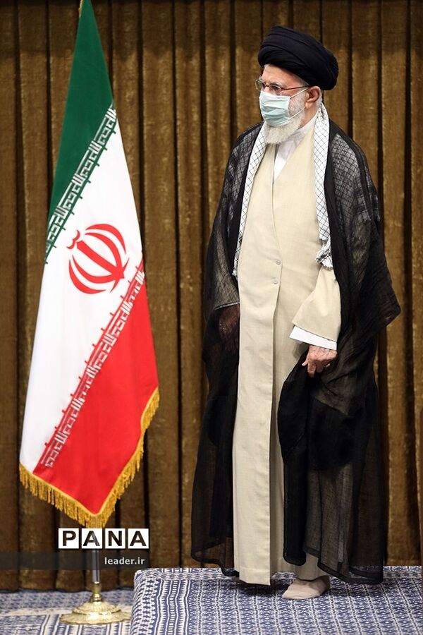 ارتباط تصویری رهبر معظم انقلاب با مراسم مشترک دانش‌آموختگی دانشگاه‌های افسری نیروهای مسلح در دانشگاه امام حسین(ع)