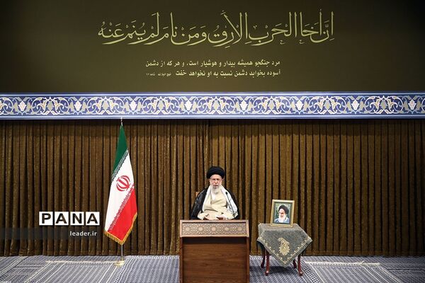 ارتباط تصویری رهبر معظم انقلاب با مراسم مشترک دانش‌آموختگی دانشگاه‌های افسری نیروهای مسلح در دانشگاه امام حسین(ع)