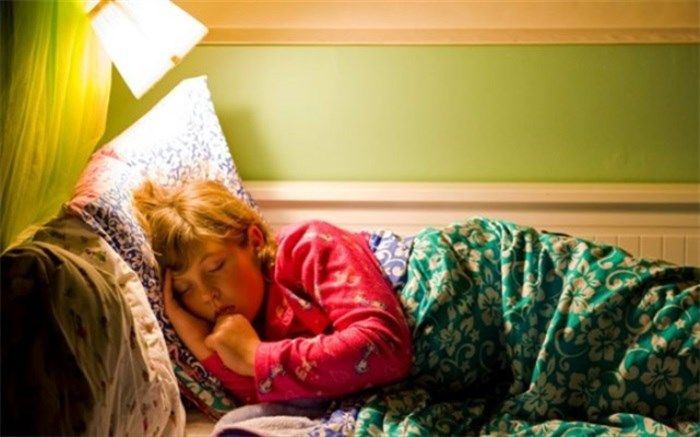 چرا نباید با چراغ روشن خوابید