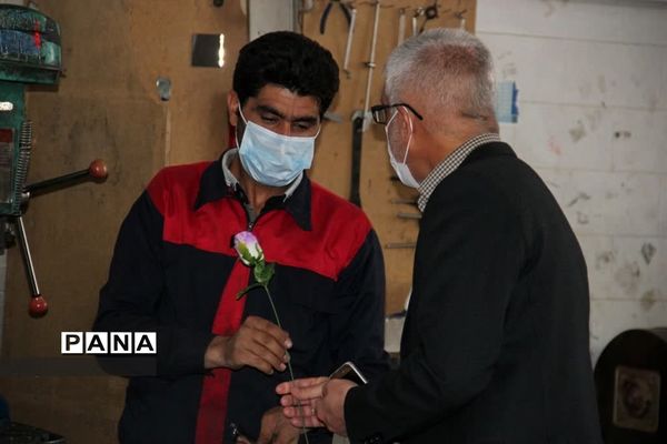 بازدید فرماندار ابرکوه ازچند واحد تولیدی به مناسبت هفته کار و کارگر