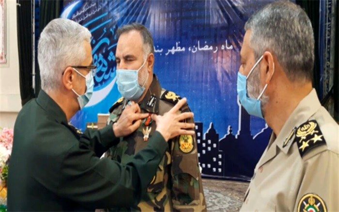 اعطای نشان درجه‌یک فتح به فرمانده نیروی زمینی ارتش