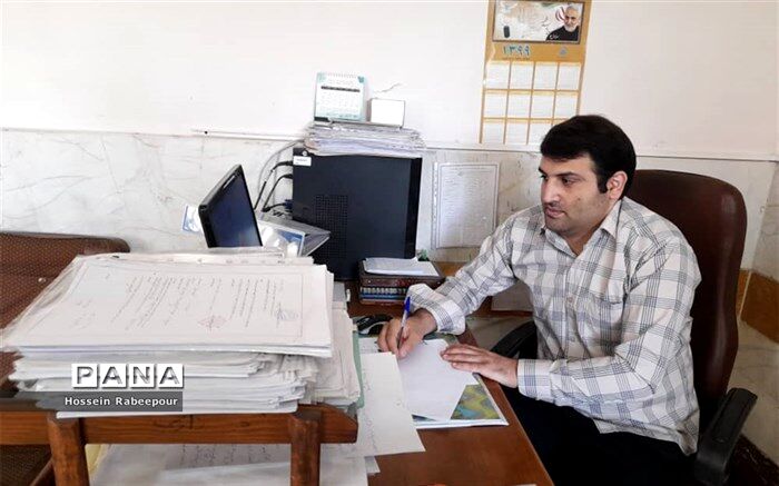 در شیوه انتخاب معلمان نمونه به معلمان جوان و خلاق توجه  شود