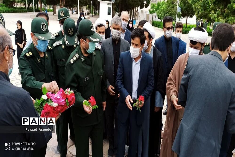 غباروبی مزار شهدای معلم در  کاشمر