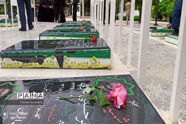 غباروبی مزار شهدای معلم در  کاشمر