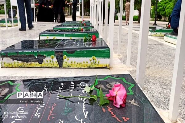 غباروبی مزار شهدای معلم در  کاشمر
