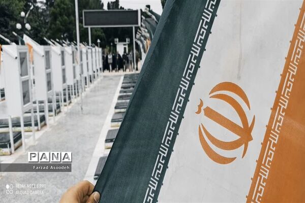 غباروبی مزار شهدای معلم در  کاشمر