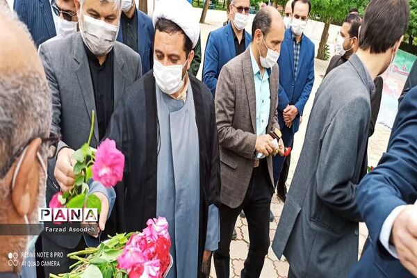 غباروبی مزار شهدای معلم در  کاشمر