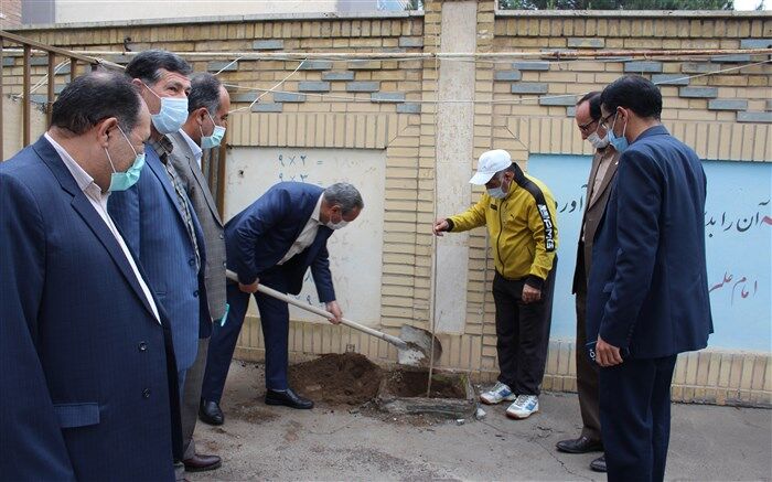 کاشت نهال توسط دوچرخه سوار جهانگرد، در دبیرستان دخترانه سبلان ناحیه یک اردبیل