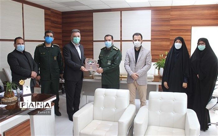 دیدار سرهنگ یوسف پور با مدیر آموزش و پرورش منطقه ۱۹ برای تبریک روز معلم