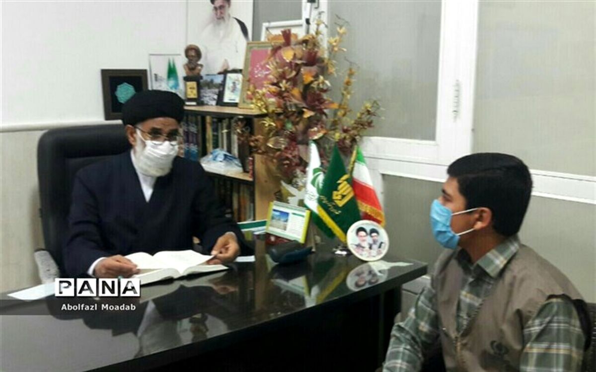 برای همه اقشار جامعه، واجب است که به قشر معلم احترام ویژه بگذارند