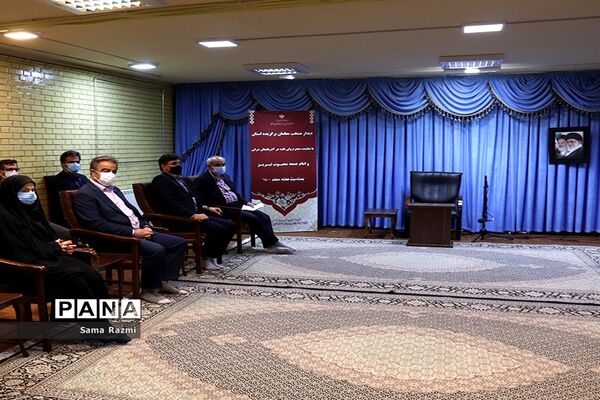 دیدار منتخب معلمان با نماینده ولی فقیه در تبریز
