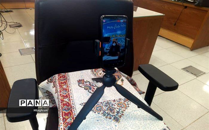 جایگاه معلم در دلها است و دیگری جای او را نمی‌گیرد