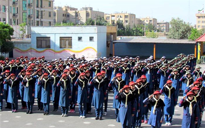 بوسه بر دستمال گردن مربی پیشتازم