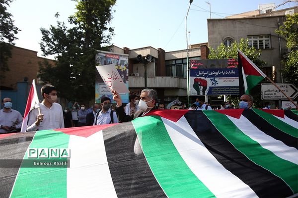 راهپیمایی نمازگزاران از دانشگاه تهران به سمت میدان فلسطین در حمایت از مردم فلسطین