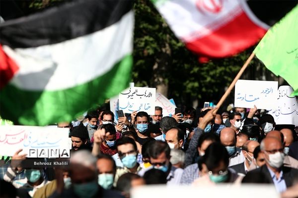 راهپیمایی نمازگزاران از دانشگاه تهران به سمت میدان فلسطین در حمایت از مردم فلسطین