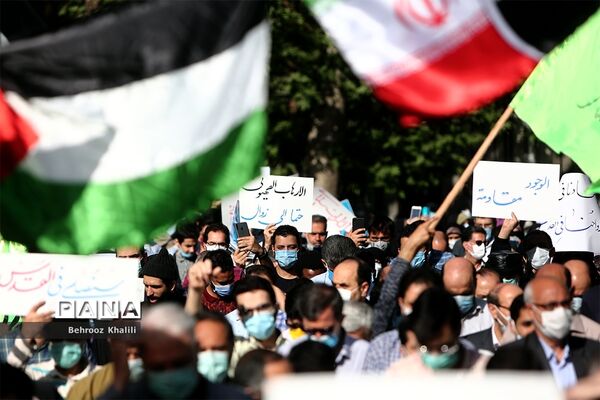 راهپیمایی نمازگزاران از دانشگاه تهران به سمت میدان فلسطین در حمایت از مردم فلسطین