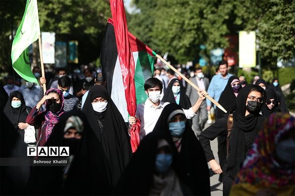راهپیمایی نمازگزاران از دانشگاه تهران به سمت میدان فلسطین در حمایت از مردم فلسطین