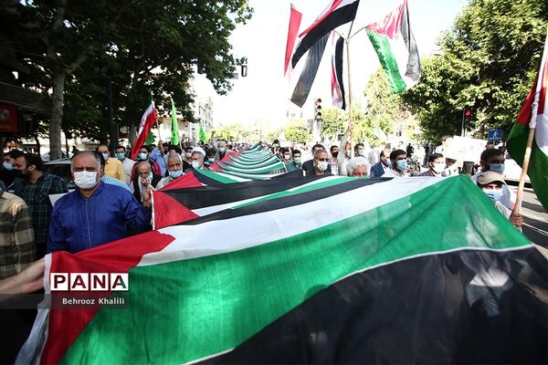 راهپیمایی نمازگزاران از دانشگاه تهران به سمت میدان فلسطین در حمایت از مردم فلسطین