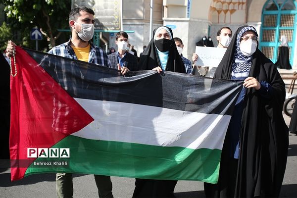 راهپیمایی نمازگزاران از دانشگاه تهران به سمت میدان فلسطین در حمایت از مردم فلسطین