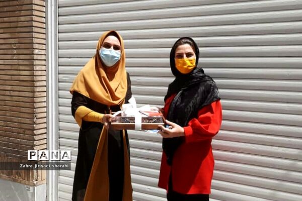 تجلیل از معلمان و بازنشستگان مدرسه مهدی‌دوست ناحیه یک ری در کنار درب منازل