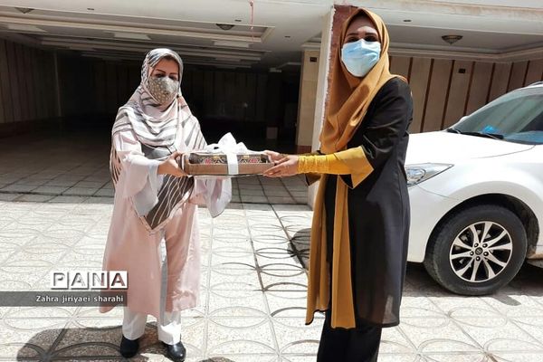 تجلیل از معلمان و بازنشستگان مدرسه مهدی‌دوست ناحیه یک ری در کنار درب منازل