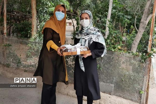 تجلیل از معلمان و بازنشستگان مدرسه مهدی‌دوست ناحیه یک ری در کنار درب منازل