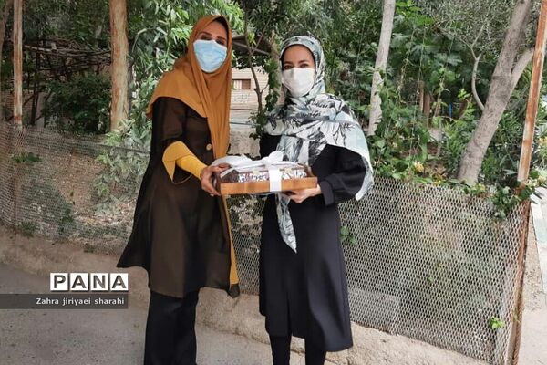 تجلیل از معلمان و بازنشستگان مدرسه مهدی‌دوست ناحیه یک ری در کنار درب منازل