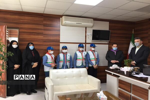 اهدای یادبود به مناسبت  سالروز تاسیس سازمان دانش آموزی به همکاران