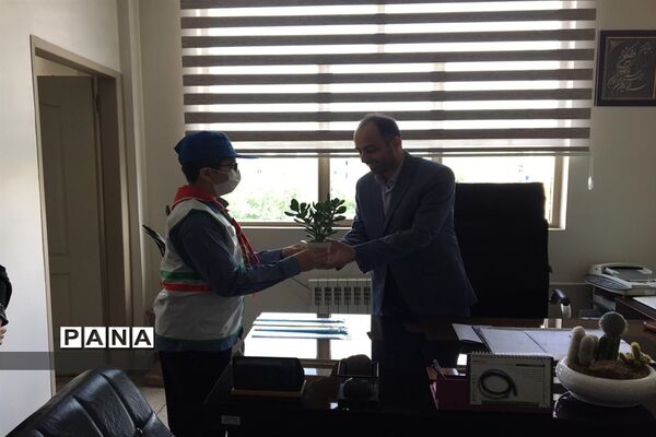 اهدای یادبود به مناسبت  سالروز تاسیس سازمان دانش آموزی به همکاران