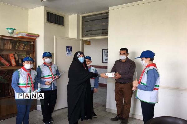 اهدای یادبود به مناسبت  سالروز تاسیس سازمان دانش آموزی به همکاران