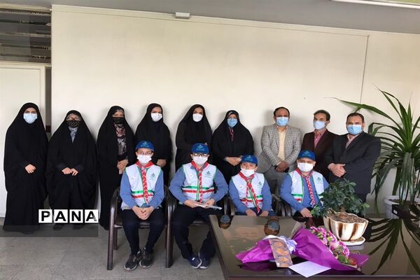 اهدای یادبود به مناسبت  سالروز تاسیس سازمان دانش آموزی به همکاران