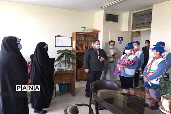 اهدای یادبود به مناسبت  سالروز تاسیس سازمان دانش آموزی به همکاران