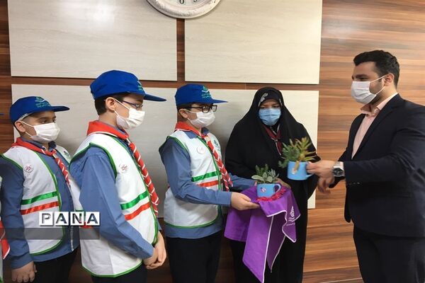 اهدای یادبود به مناسبت  سالروز تاسیس سازمان دانش آموزی به همکاران