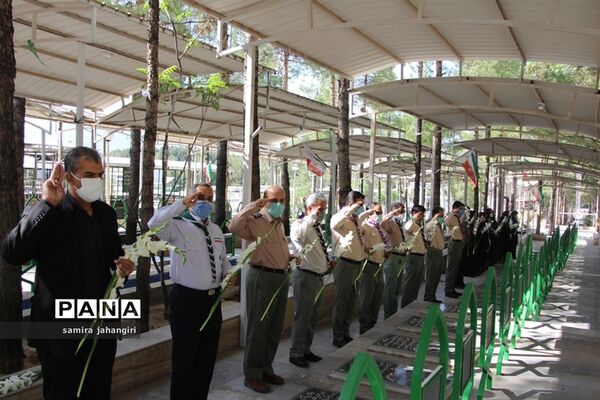غبارروبی مزارشهدا همزمان بابیست و دومین سالروز تاسیس سازمان دانش‌آموزی