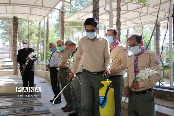 غبارروبی مزارشهدا همزمان بابیست و دومین سالروز تاسیس سازمان دانش‌آموزی