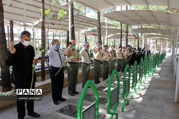 غبارروبی مزارشهدا همزمان بابیست و دومین سالروز تاسیس سازمان دانش‌آموزی