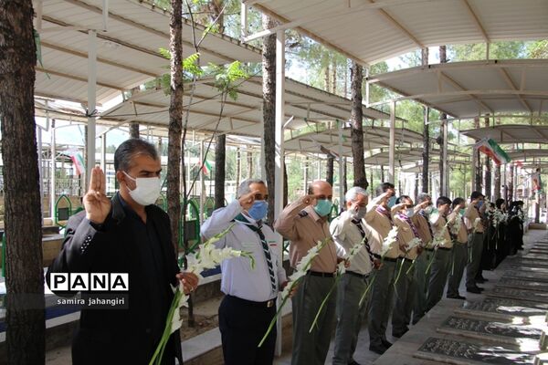 غبارروبی مزارشهدا همزمان بابیست و دومین سالروز تاسیس سازمان دانش‌آموزی