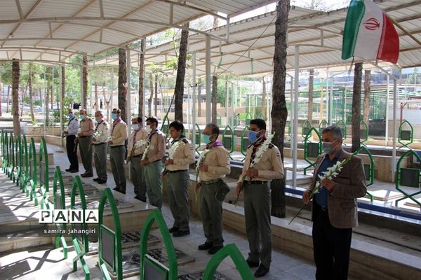 غبارروبی مزارشهدا همزمان بابیست و دومین سالروز تاسیس سازمان دانش‌آموزی