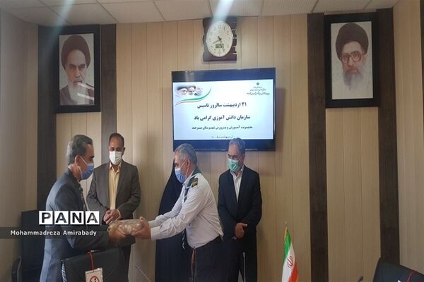 دیدار مربیان پیشتاز شهرستان بیرجند با مدیر آموزش و پرورش به مناسبت ۲۱ اردیبهشت ماه