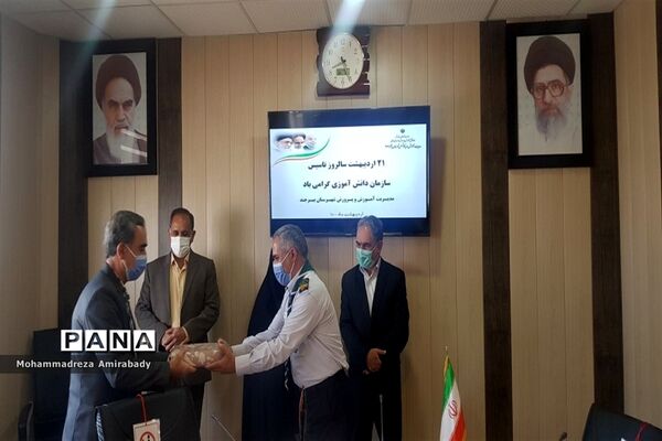 دیدار مربیان پیشتاز شهرستان بیرجند با مدیر آموزش و پرورش به مناسبت ۲۱ اردیبهشت ماه