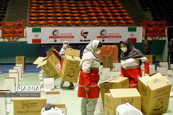آیین توزیع بسته‌های معیشتی هلال احمر