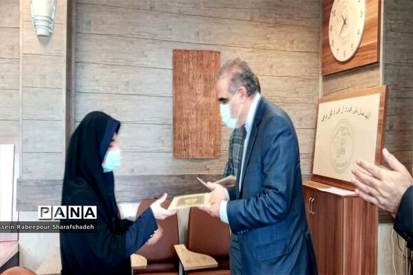 تقدیر از مربیان و دانش آموز پیشتاز منطقه 16