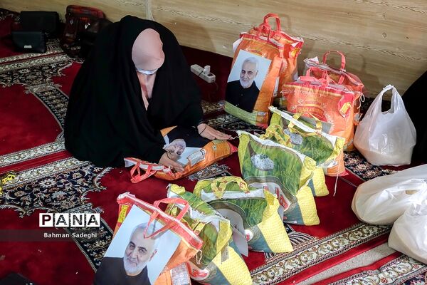 آماده‌سازی بسته‌های کمک مومنانه به دانش آموزان کم برخوردار